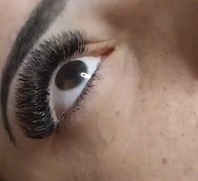 Olho com extensão de cílios volumosa