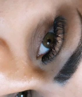 Olhos claros com extensão de cílios